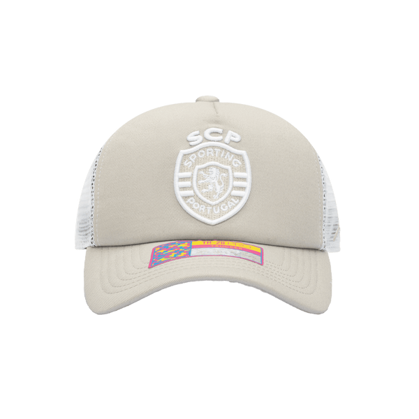Front view of the Sporting Clube de Portugal Fog Trucker with high structured crown, curved peak brim, mesh back, and snapback closure, in Grey/White.